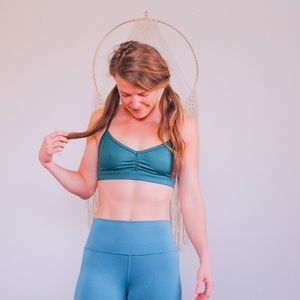Alo Yoga Sunny Strappy Bra. SEAGRASS, small